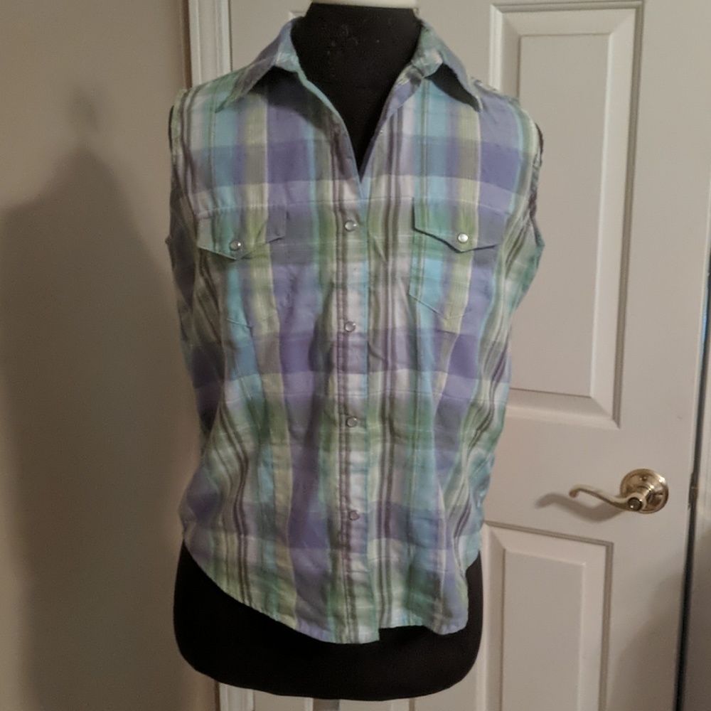 Sleeveless Snap plaid Wrangler Woman's blouse.